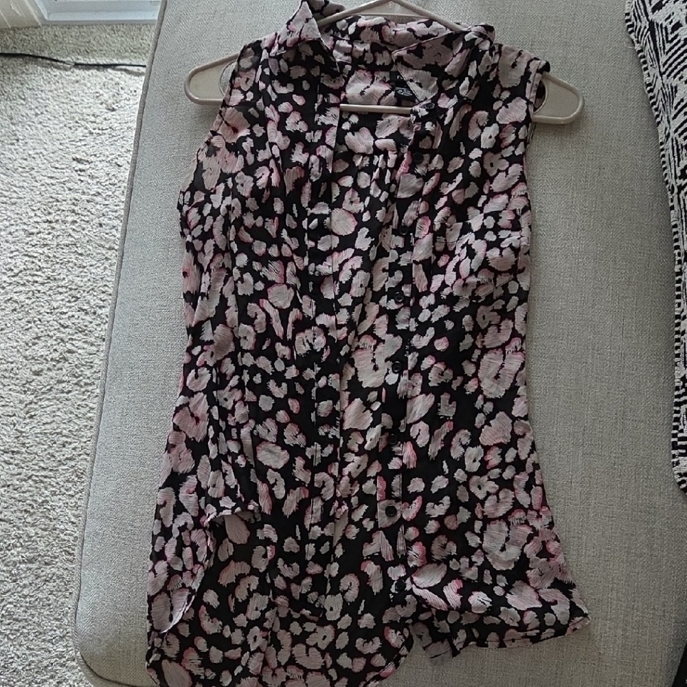 Rue21 Black, White, & Pink Patterned Sleeveless Button-Up Blouse